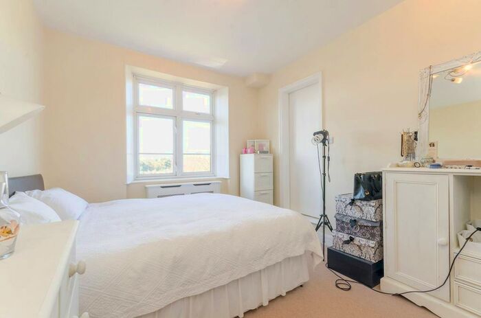 1 Bedroom Flat To Rent In Fulham High Street, Bishop's Park, London, SW6