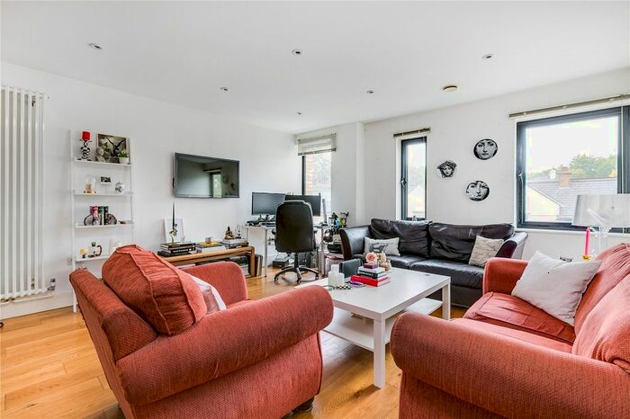 2 Bedroom Flat To Rent In Orleston Road, Islington, London, N7