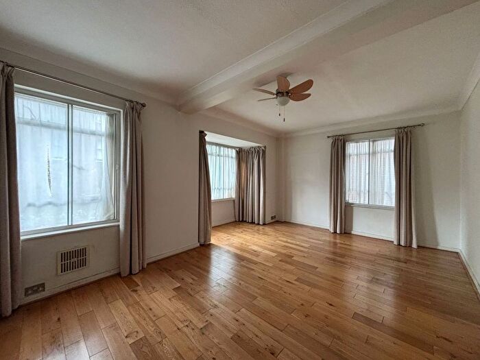2 Bedroom Flat For Sale In Flat Wesley Court, - Weymouth Street, Marylebone, London, W1G