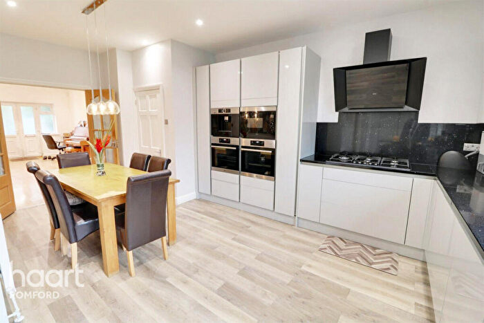 5 Bedroom Detached House To Rent In Southern Way, Romford, RM7