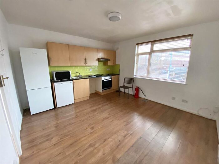 1 Bedroom Flat To Rent In Darkes Lane, Potters Bar, EN6