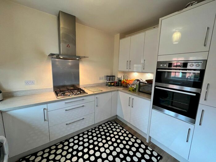 3 Bedroom Semi-Detached House To Rent In Cardinal Close, Tonbridge, TN9