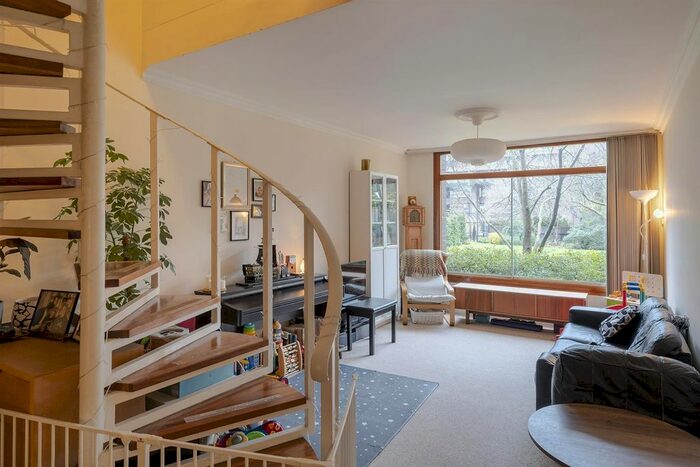 1 Bedroom Property To Rent In Brandon Mews, Barbican, London, EC2Y