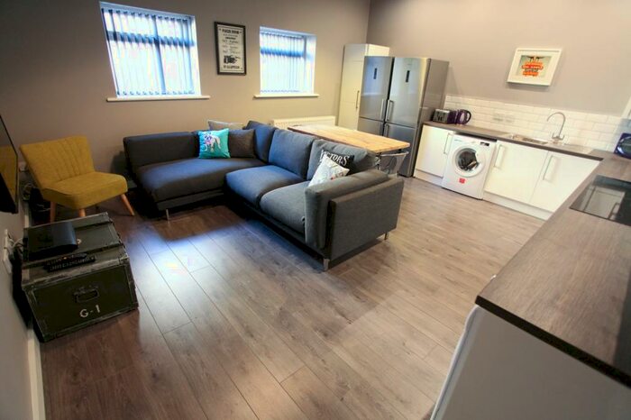 8 Bedroom Terraced House To Rent In Kensington, L7