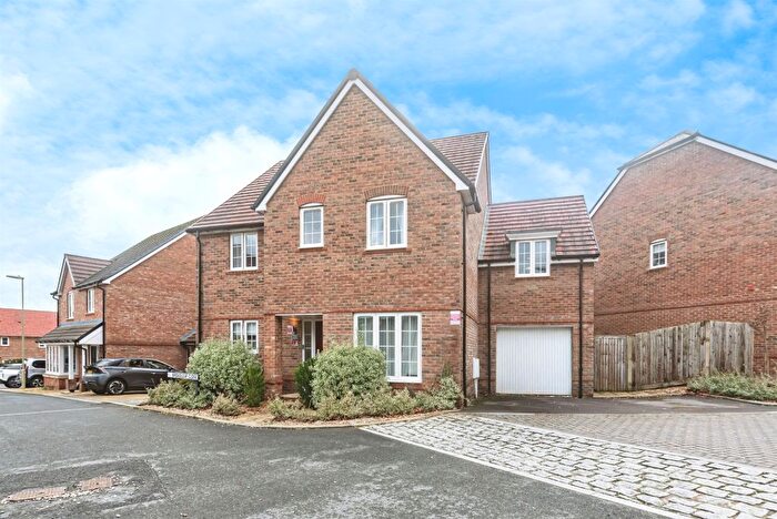 5 Bedroom Detached House For Sale In Broadleaf Close, Basingstoke, RG23