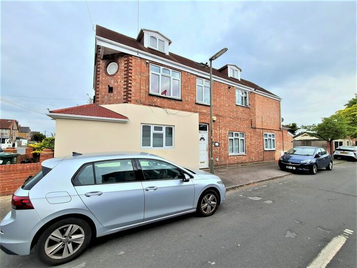 1 Bedroom Flat To Rent In Chesterfield Road, Ashford, TW15