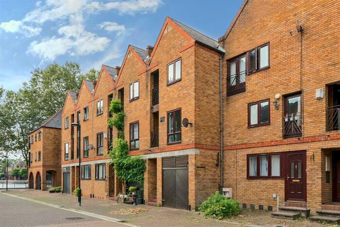 3 Bedroom Town House To Rent In Brunswick Quay, London, SE16