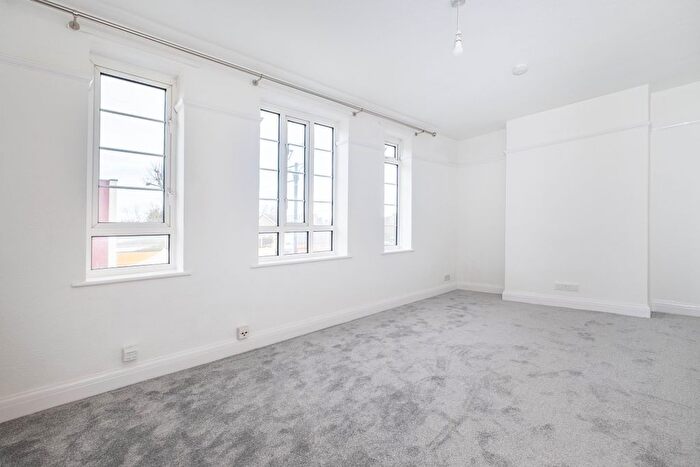 2 Bedroom Flat To Rent In Central Parade, St. Marks Hill, Surbiton, KT6