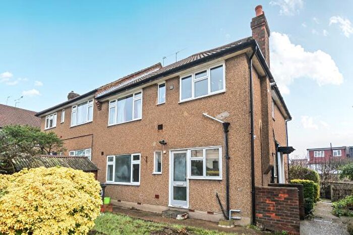 2 Bedroom Maisonette For Sale In Park Court, Friern Park, London, N12