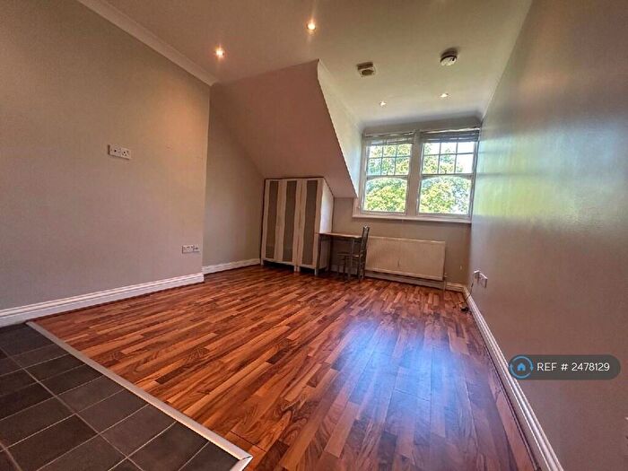 Studio To Rent In Queens Avenue, London, N10