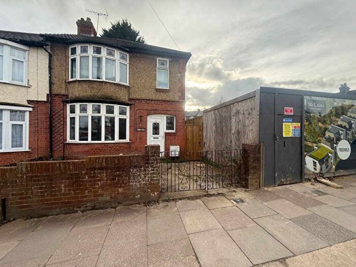 3 Bedroom Semi Detached House For Sale In Seymour Avenue, Luton, Bedfordshire, LU1