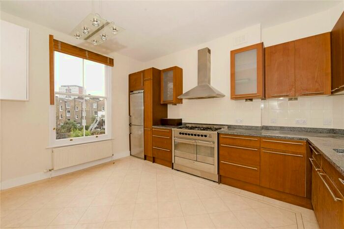 3 Bedroom Maisonette To Rent In Almorah Road, Islington, N1