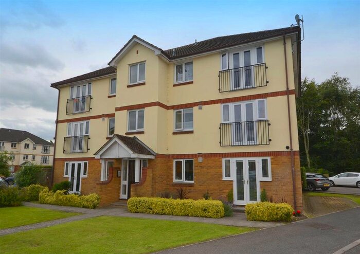2 Bedroom Flat To Rent In Beechfield Drive, Devizes, SN10