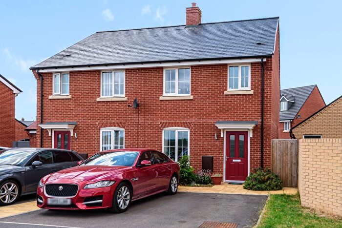 3 Bedroom Semi-Detached House To Rent In Berryfields, Aylesbury, HP18