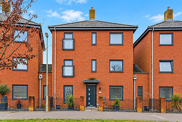 4 Bedroom Link Detached House For Sale In Darnel Crescent, Waterlooville, PO7
