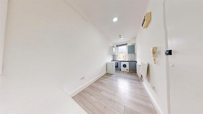 1 Bedroom Flat To Rent In Heathfield Park, Willesden Green, London, NW2