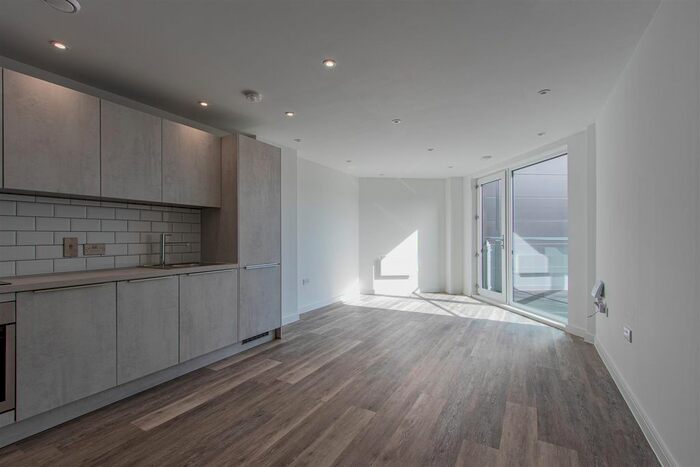 1 Bedroom Flat To Rent In Trade Street, City Centre, CF10