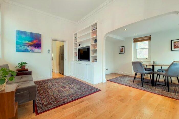 3 Bedroom Flat To Rent In Sloane Gardens, London, SW1W