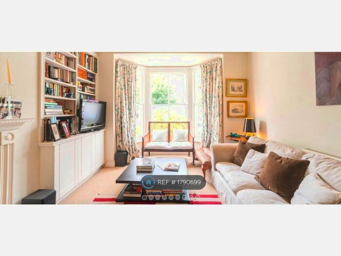 3 Bedroom Flat To Rent In Coningham Road, London, W12
