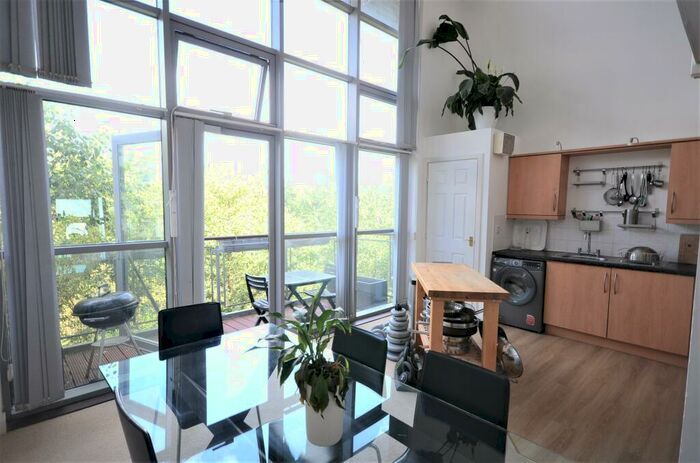 2 Bedroom Apartment To Rent In Windmill Road, Slough, SL1