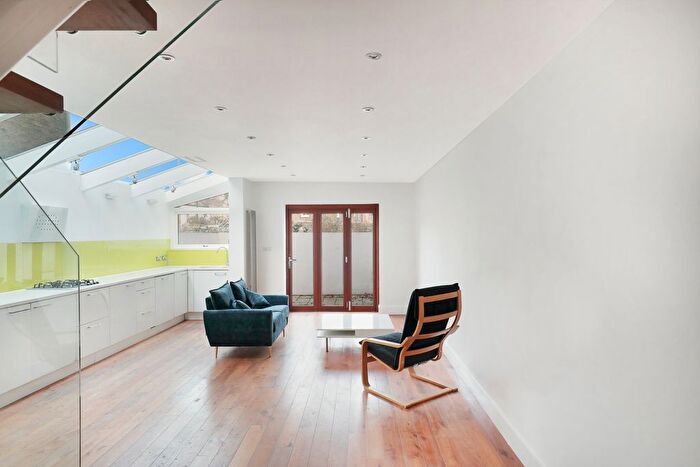 3 Bedroom Flat To Rent In Brook Drive, Elephant And Castle, SE11