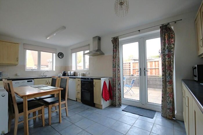 4 Bedroom Bungalow For Sale In Clipstone Crescent, Leighton Buzzard, Bedfordshire, LU7