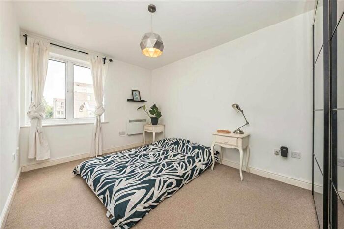 2 Bedroom Flat For Sale In Candle Street, Mile End, E1