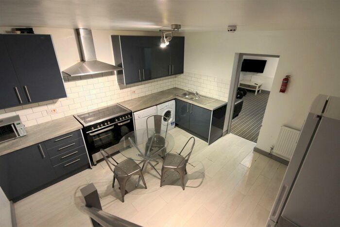 3 Bedroom Flat To Rent In Royal Park Road, Hyde Park, LS6