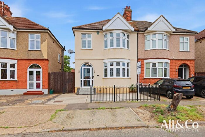 3 Bedroom Semi-Detached House For Sale In Lenmore Avenue, Grays, RM17