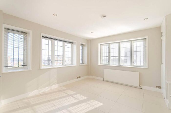3 Bedroom Flat To Rent In Wellington Road, St John's Wood, London, NW8