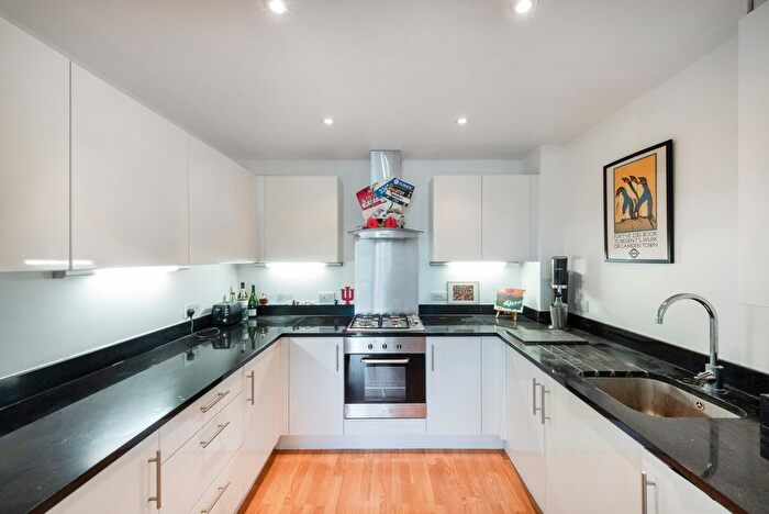 1 Bedroom Flat To Rent In Triangle Road, London, E8
