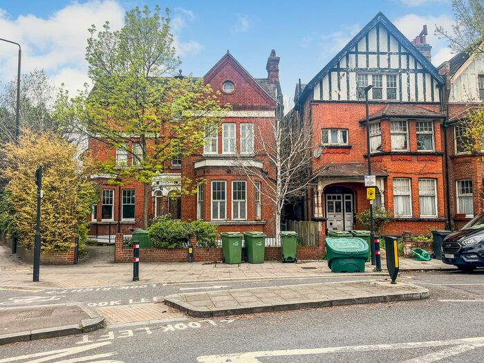 2 Bedroom Flat To Rent In Riggindale Road, London, SW16