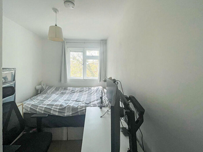 3 Bedroom Flat To Rent In Wyllen Close, Whitechapel, London, E1
