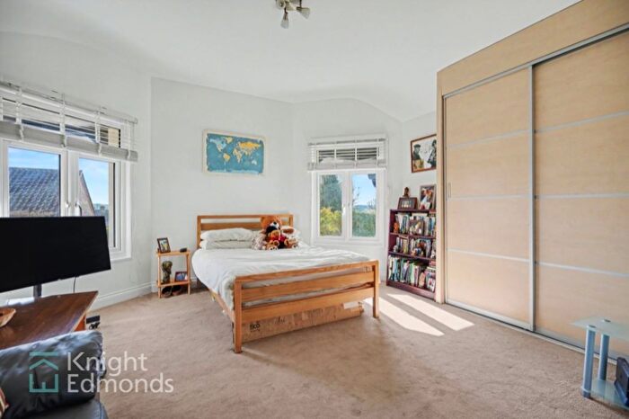 1 Bedroom Studio For Sale In Pine Grove, Penenden Heath, ME14