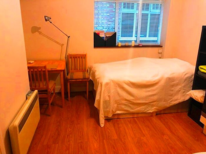 Studio To Rent In Queens Avenue, London, N10