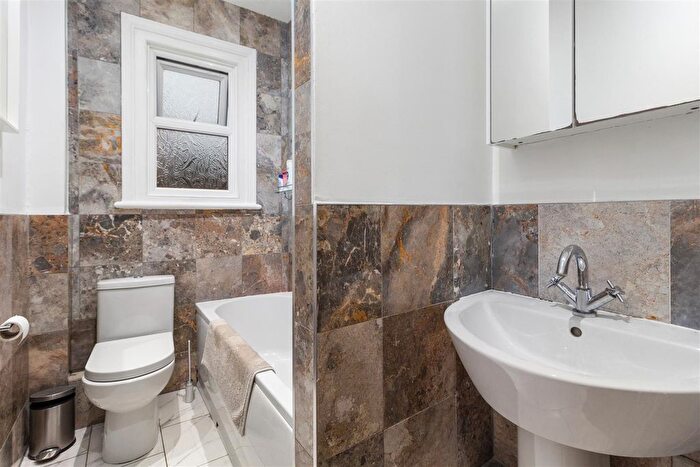 2 Bedroom Flat To Rent In Dumbarton Road, London, SW2