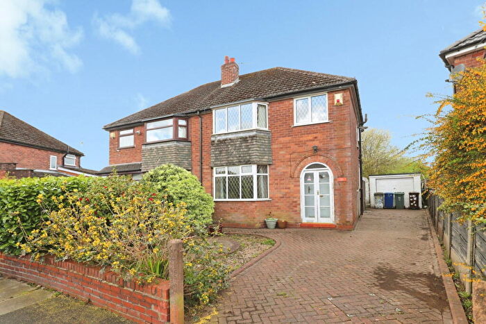 3 Bedroom Semi-Detached House For Sale In Brook Drive, Whitefield, Manchester, M45