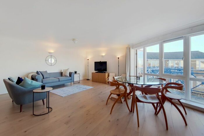 3 Bedroom Flat To Rent In Hampton Court, King &amp; Queen Wharf, Rotherhithe Street, London, SE16