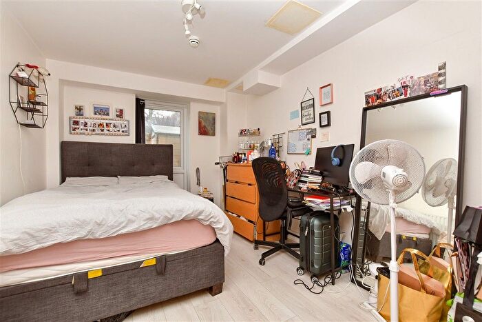 2 Bedroom Flat For Sale In Weighton Road, London, SE20