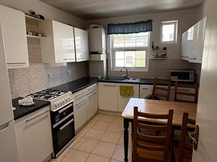 2 Bedroom Apartment To Rent In High Road, London, N12