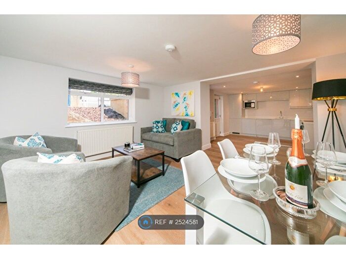 2 Bedroom Flat To Rent In North House, Reading, RG1