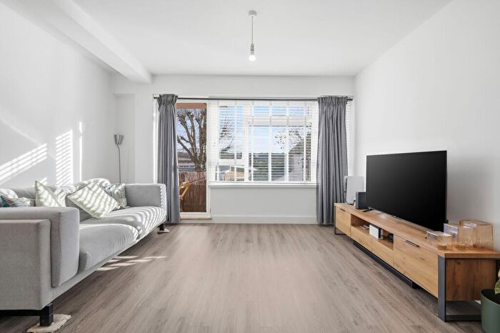 1 Bedroom Flat For Sale In Handsworth Avenue, Lakeview Court, E4