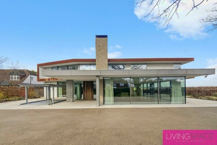 6 Bedroom Detached House To Rent In Waggon Road, Enfield, EN4