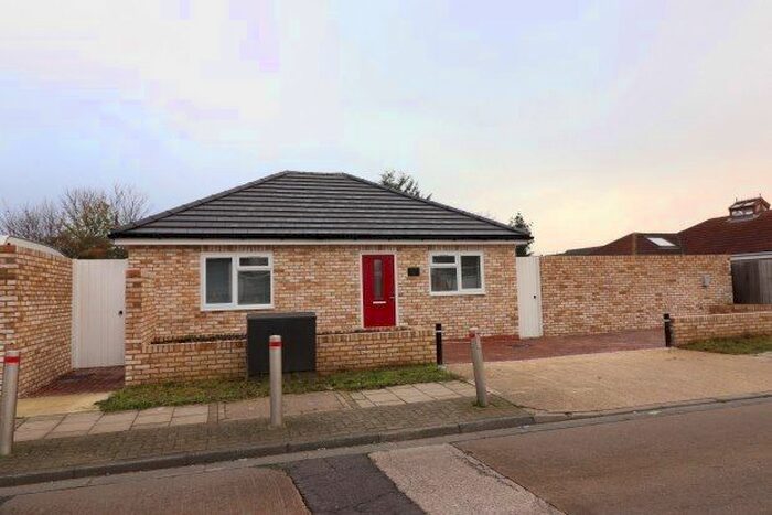 2 Bedroom Bungalow To Rent In Parsonage Road, Rainham, RM13