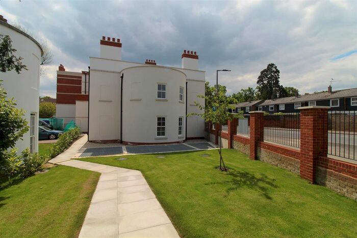 2 Bedroom Flat To Rent In Carlton Place, Old Harlow, CM17