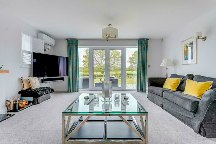 4 Bedroom Detached House For Sale In Oak Tree Close, Nazeing, EN9
