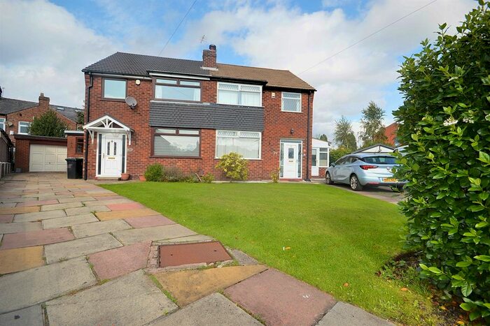 3 Bedroom Semi-Detached House To Rent In Boundary Grove, Sale, M33