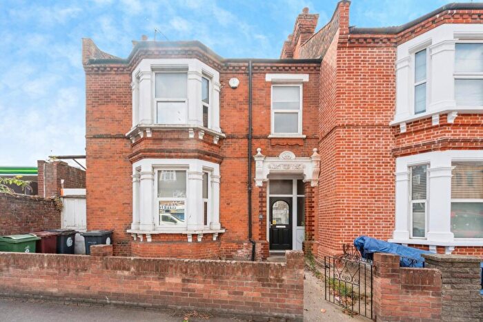 3 Bedroom End Of Terrace House For Sale In Forest Road, Walthamstow, E17