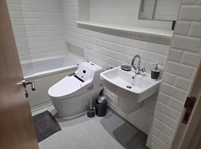 2 Bedroom Apartment To Rent In Apartment Lower Vickers Street, Manchester, M40