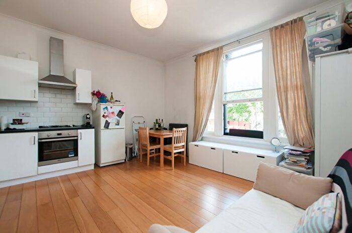 2 Bedroom Flat To Rent In Stoke Newington Church Street, London, N16